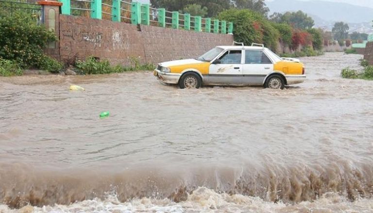 الأمطار وارتفاع منسوب المياه يهددان السواحل اليمنية