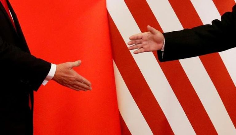 الرئيس الأمريكي ونظيره الصيني يتصافحان في بكين