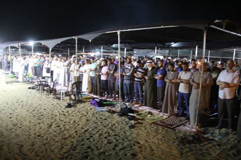 مخيمات العودة الخمس أماكن لصلاة التراويح عند الفلسطينيين الفلسطينيون يصلون التراويح في مخيمات العودة