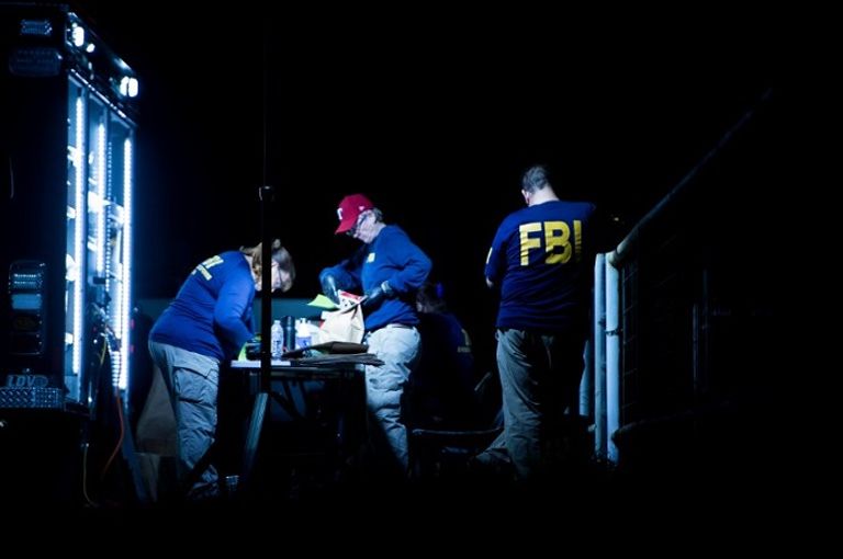 طلاب المدرسة بعد إجلائهم من موقع إطلاق النار