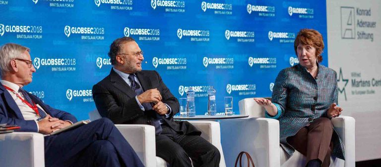 الدكتور أنور قرقاش، وزير الدولة الإماراتي للشؤون الخارجية أثناء مشاركته في المنتدى