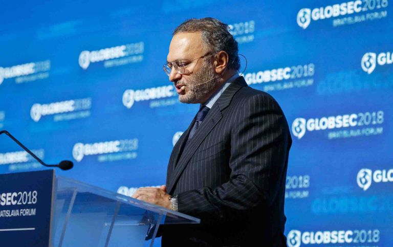 الدكتور أنور قرقاش، وزير الدولة الإماراتي للشؤون الخارجية أثناء مشاركته في المنتدى