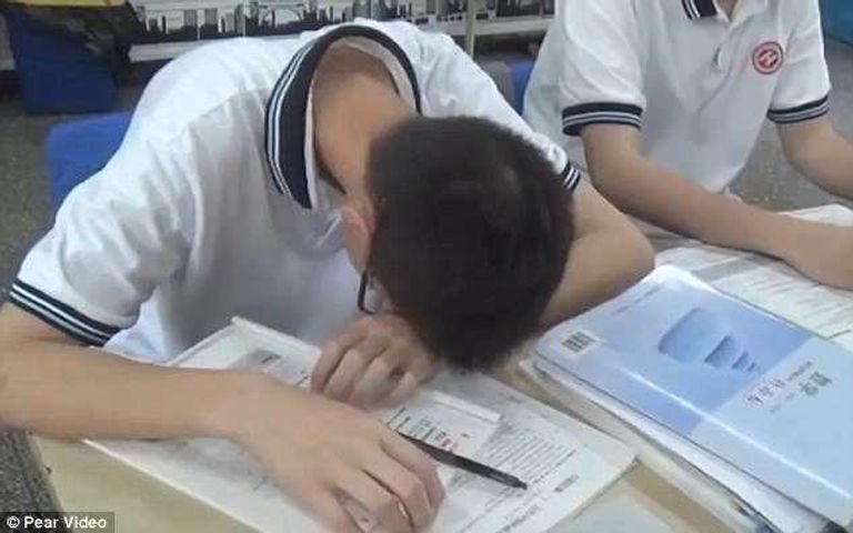 كاميرات مثبتة في مقدمة الفصول لرصد سلوكيات الطلبة