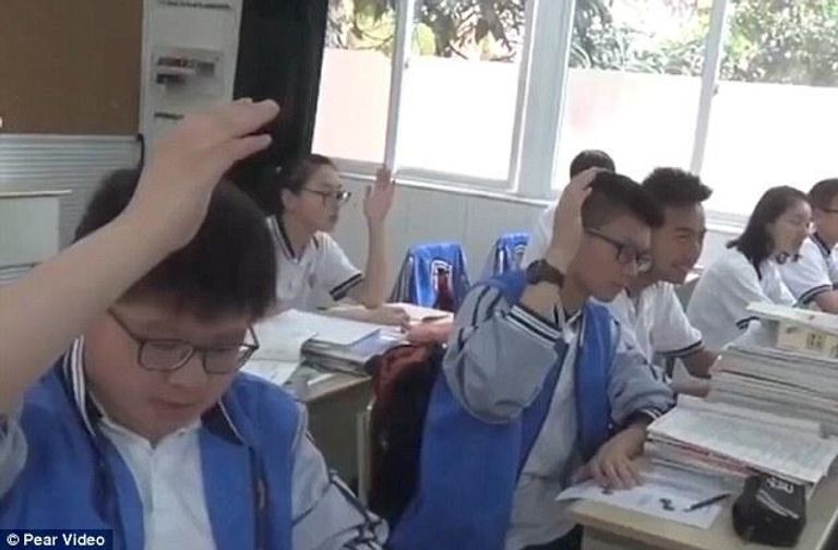 كاميرات مثبتة في مقدمة الفصول لرصد سلوكيات الطلبة