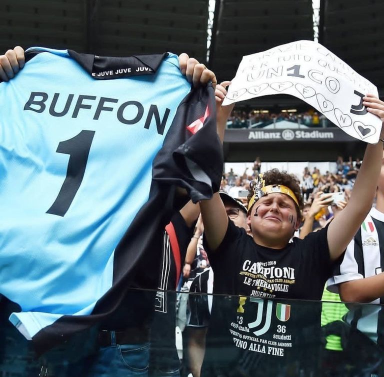 تأثر طفل في المدرجات في ليلة وداع جانلويجي بوفون لافتة جماهير يوفنتوس لجانلويجي بوفون