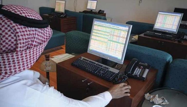 متداول يراقب الأسهم في أحد البنوك السعودية - رويترز