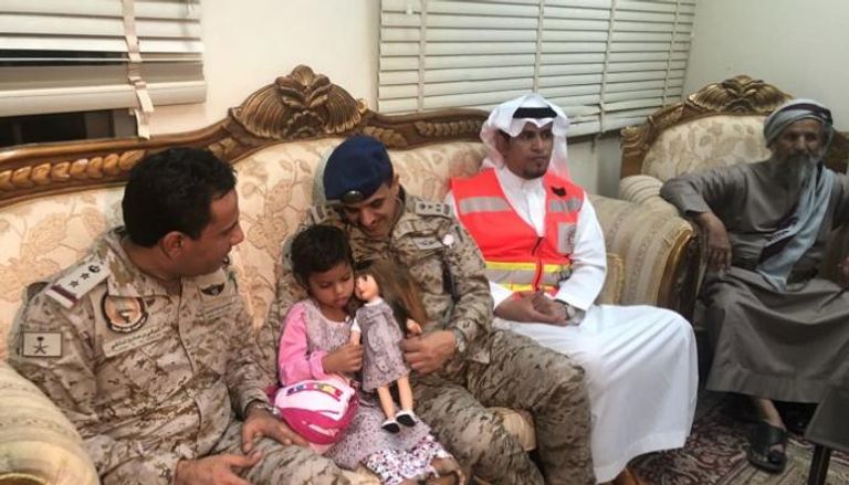 العقيد المالكي إلى جوار الطفلة اليمنية بعد إعادتها إلى الحكومة الشرعية