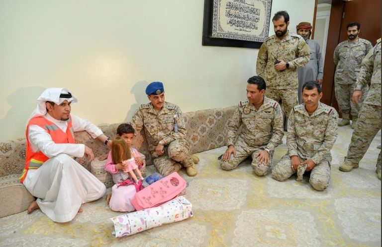 العقيد المالكي إلى جوار الطفلة اليمنية بعد إعادتها إلى الحكومة الشرعية