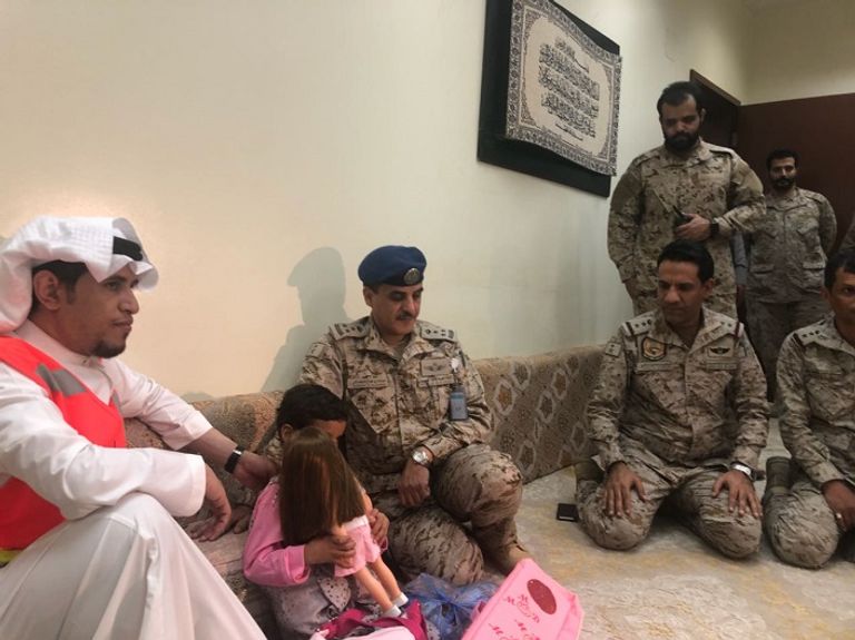 العقيد المالكي إلى جوار الطفلة اليمنية بعد إعادتها إلى الحكومة الشرعية