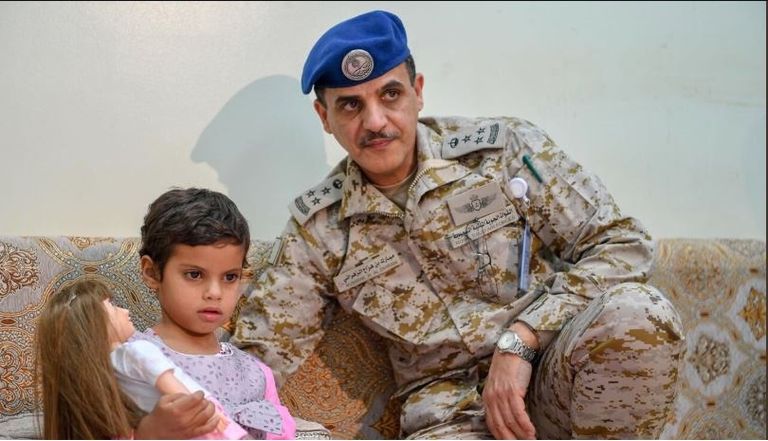 العقيد المالكي إلى جوار الطفلة اليمنية بعد إعادتها إلى الحكومة الشرعية