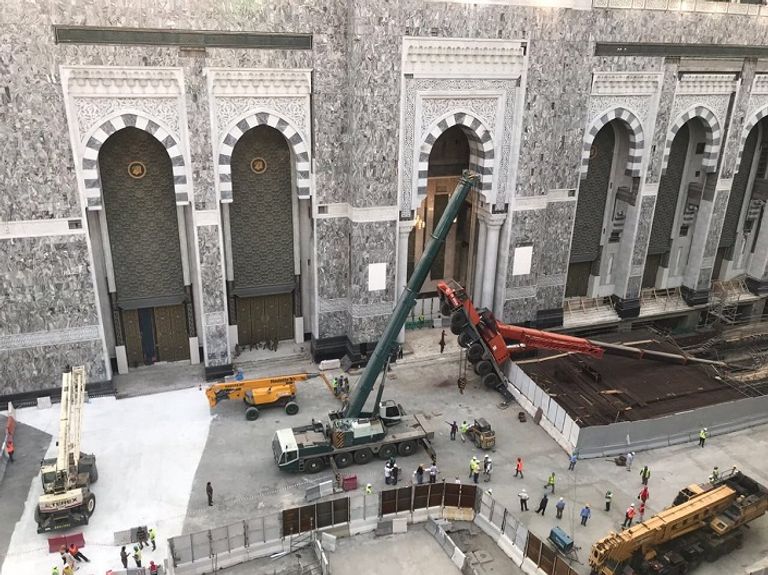 من موقع سقوط الرافعة بالمسجد الحرام