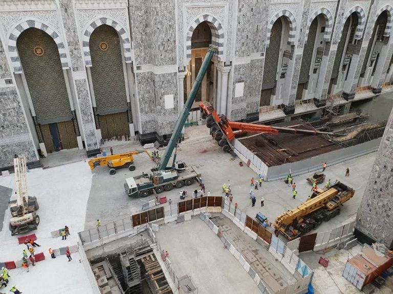 من موقع سقوط الرافعة بالمسجد الحرام