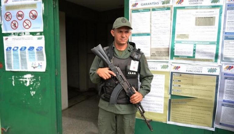 جندي يقف أمام لجنة اقتراع في فنزويلا