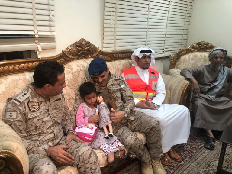 التحالف يسلم طفلة يمنية للشرعية استخدمها الحوثي درعا بشريا