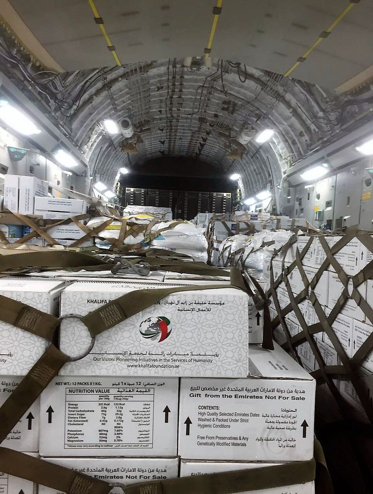 "خليفة الإنسانية" تقدم 10 آلاف سلة رمضانية لسكان سقطرى