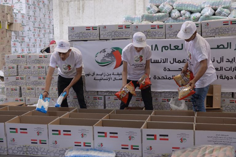 جانب من توزيع المساعدات الغذائية