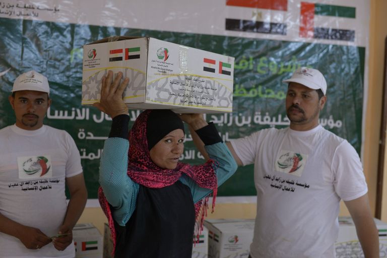 جانب من توزيع المساعدات الغذائية