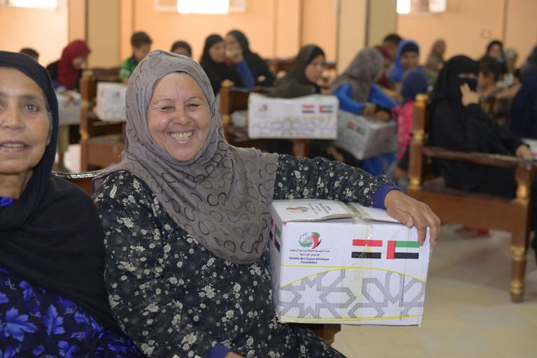 جانب من توزيع المساعدات الغذائية