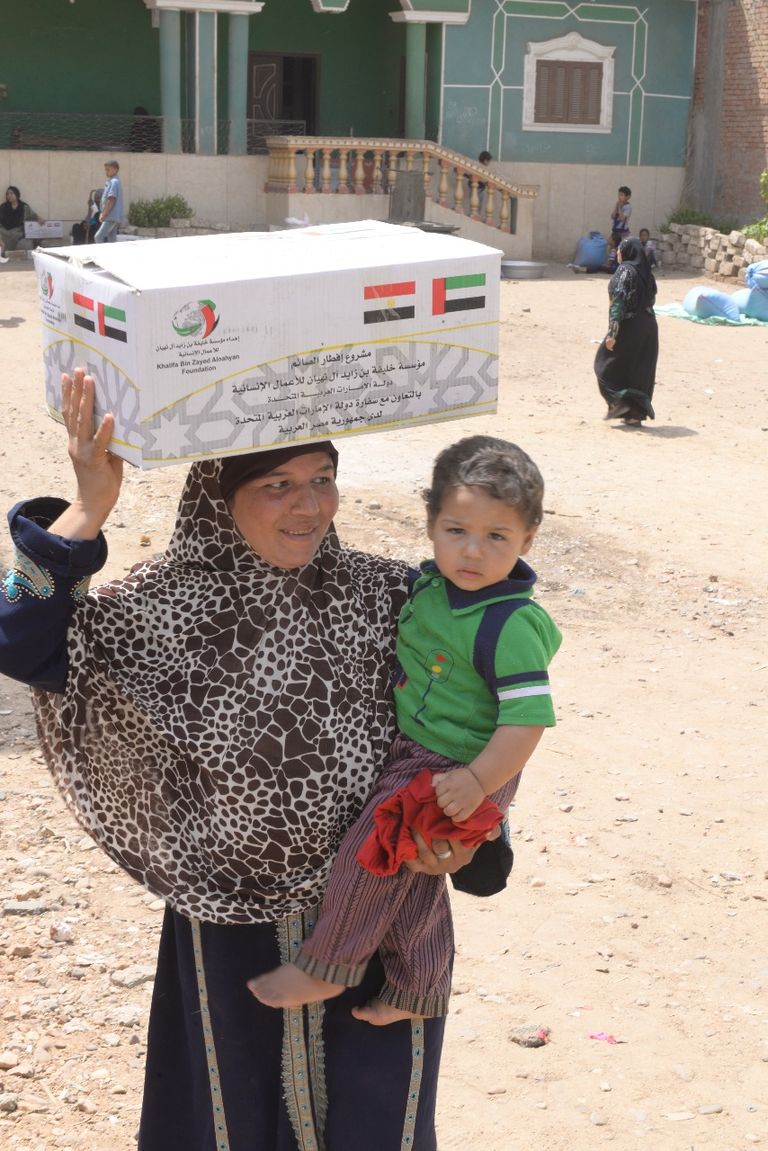 جانب من توزيع المساعدات الغذائية