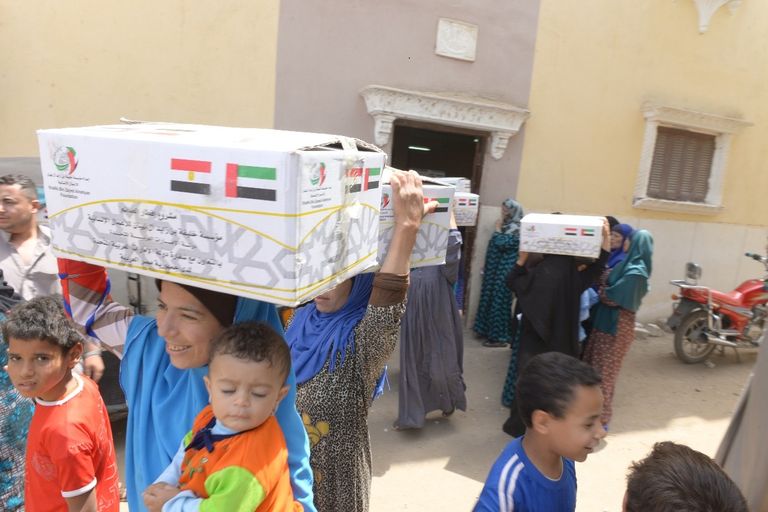 جانب من توزيع المساعدات الغذائية