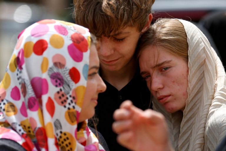 بعض ذوي الضحايا في حالة صدمة