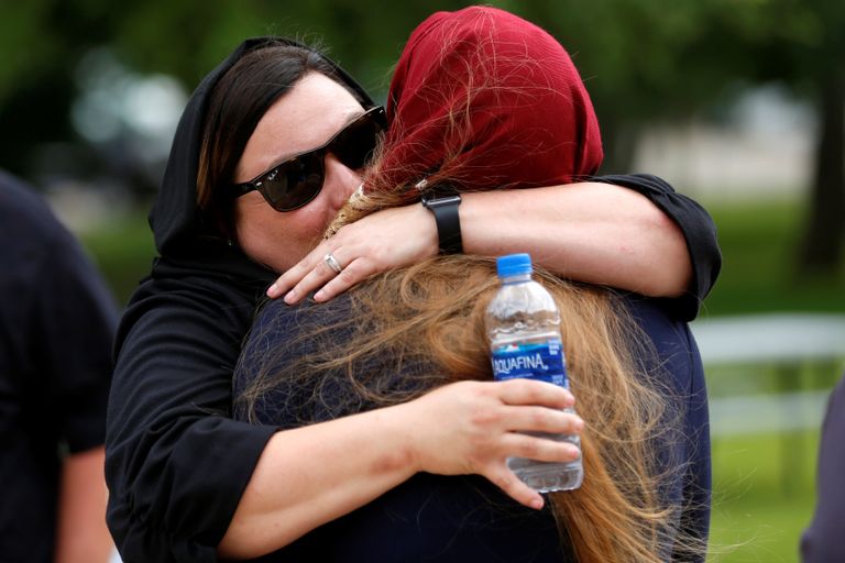 بعض ذوي الضحايا في حالة صدمة