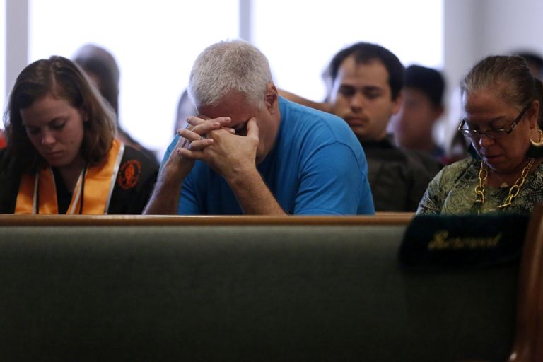 بعض ذوي الضحايا في حالة صدمة