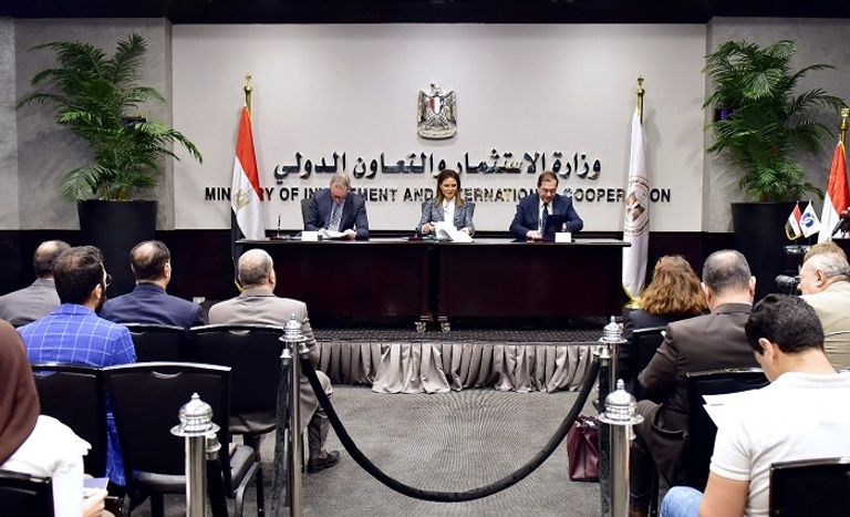 جانب من توقيع الاتفاقية