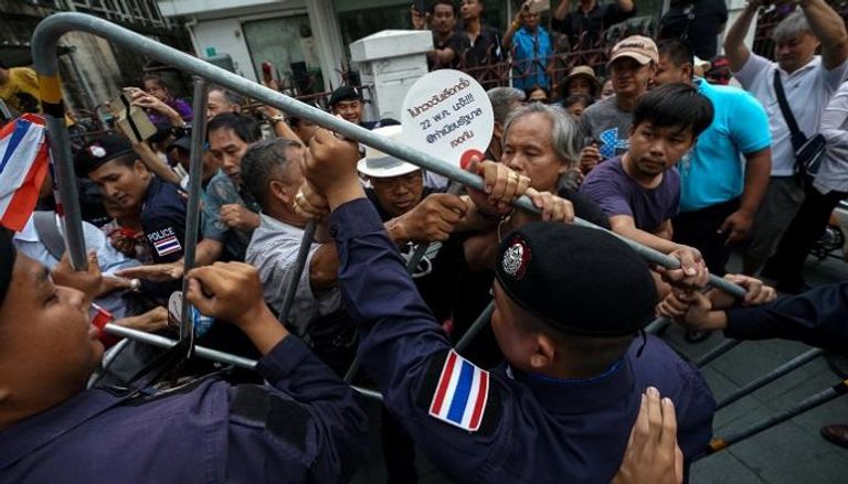 المواجهات بين الشرطة ومحتجين في تايلاند- رويترز