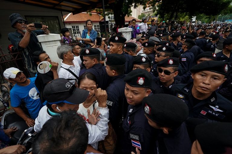 مواجهات بين الشرطة ومحتجين نظموا مسيرة مناهضة للحكومة المواجهات بين الشرطة ومحتجين في تايلاند - رويترز