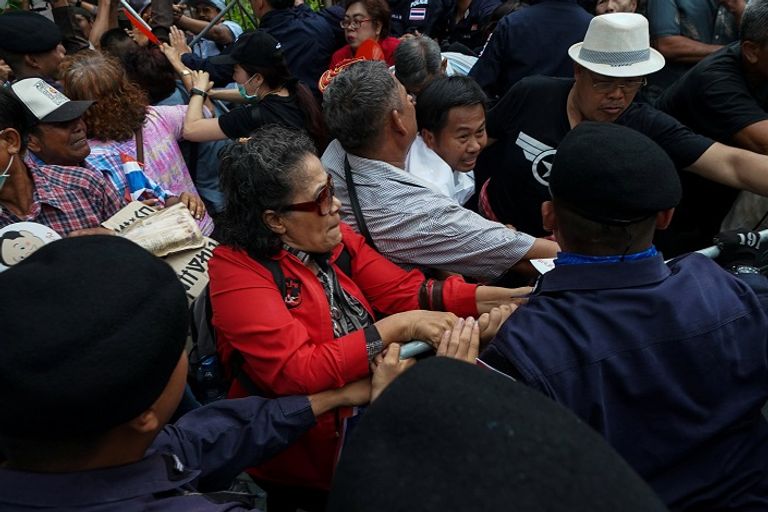 مواجهات بين الشرطة ومحتجين نظموا مسيرة مناهضة للحكومة المواجهات بين الشرطة ومحتجين في تايلاند - رويترز