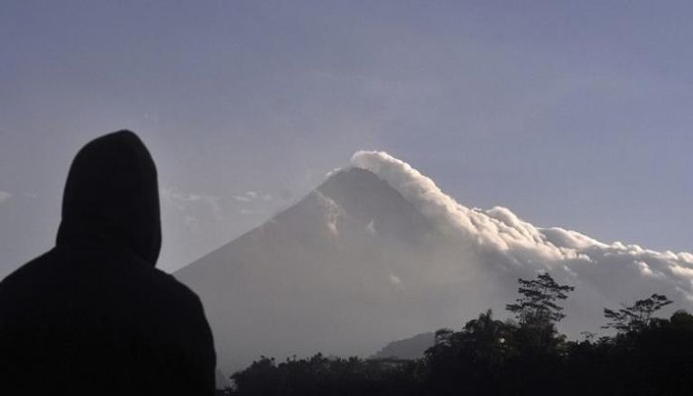 بركان "جبل ميرابي" ينفث الرماد