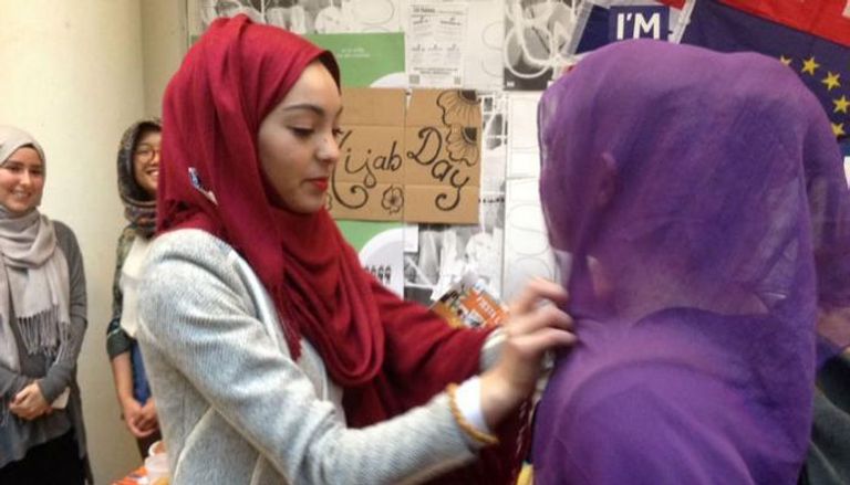 طالبات بفرنسا في معرض للدفاع عن الحجاب بالجامعات - أرشيفية