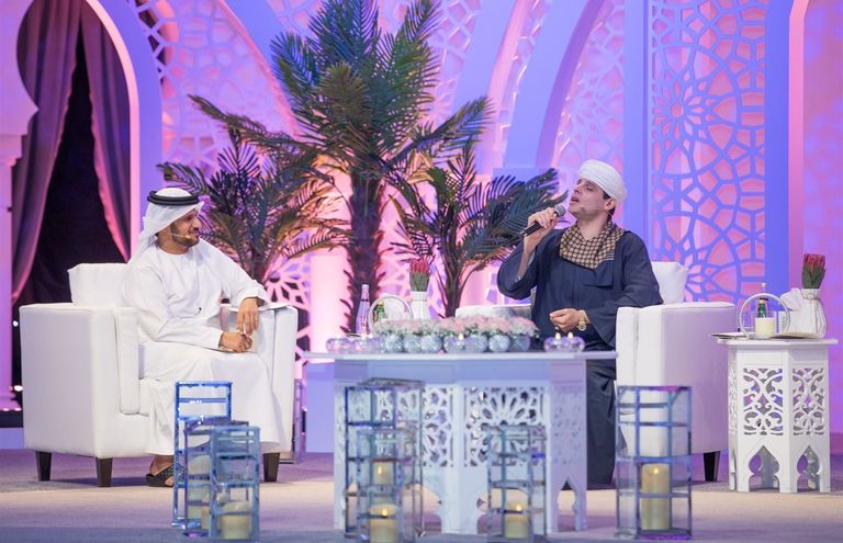 المنشد محمود التهامي في جانب من فعاليات الجلسة