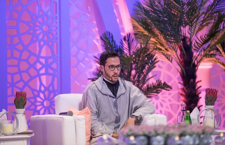 المنشد محمود التهامي في جانب من فعاليات الجلسة