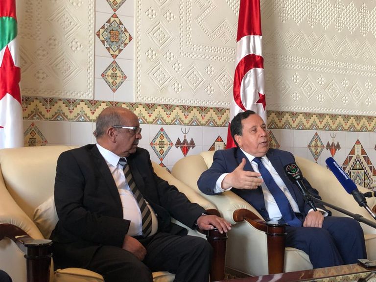 وزير الخارجية التونسي خميس الجهيناوي مع نظيره الجزائري عبد القادر مساهل