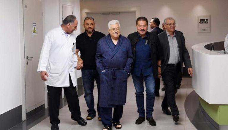 الرئيس الفلسطيني محمود عباس أبومازن داخل المستشفى