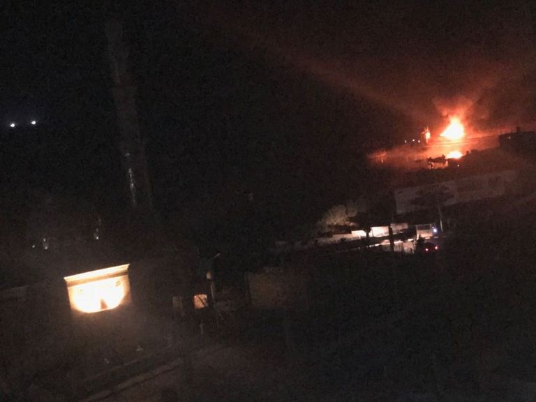 اشتعال النيران في القاربين طائرة مقاتلة إسرائيلية من طراز إف 16