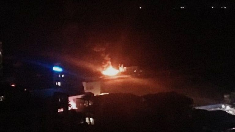 اشتعال النيران في القاربين طائرة مقاتلة إسرائيلية من طراز إف 16