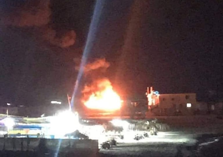 اشتعال النيران في القاربين طائرة مقاتلة إسرائيلية من طراز إف 16