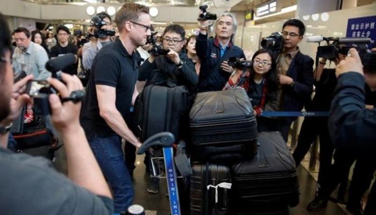الصحفيون يغادرون بكين إلى بيونج يانج - رويترز