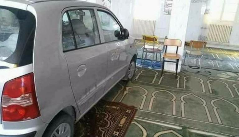 سيارة داخل مسجد في الجزائر
