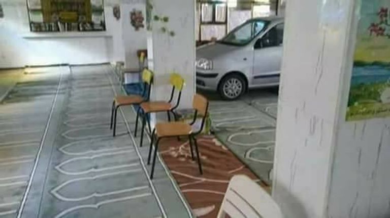 سيارة داخل مسجد في الجزائر سيارة داخل مسجد في الجزائر