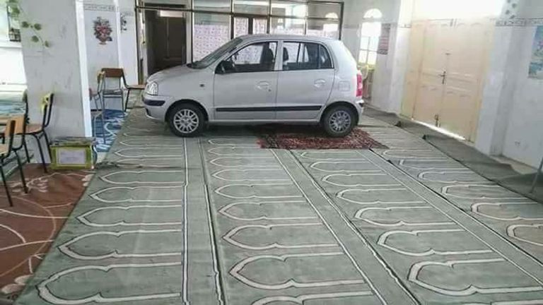 سيارة داخل مسجد في الجزائر سيارة داخل مسجد في الجزائر