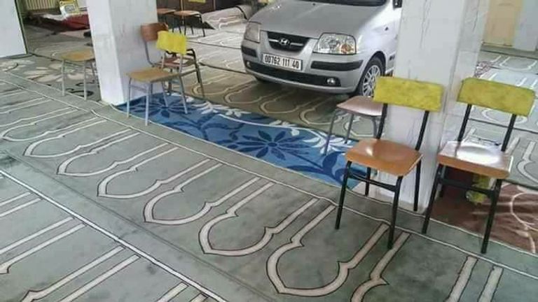 سيارة داخل مسجد في الجزائر سيارة داخل مسجد في الجزائر