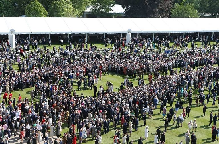 لقطة جماعية جمعت الأمير شارلز وضيوف حفل عيد ميلاده