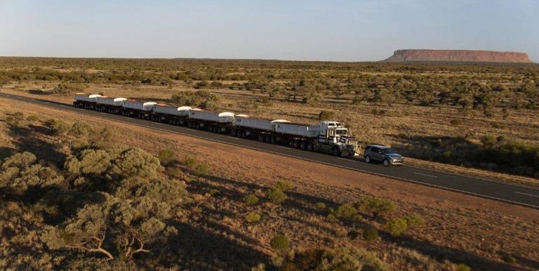 سيارة تويوتا توندرا تسحب مكوك فضائي