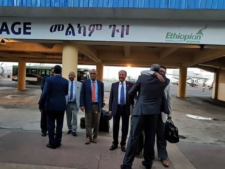 لينشو ليتا ورفاقه لدى عودتهم إلى إثيوبيا لينشو ليتا ورفاقه لدى عودتهم إلى إثيوبيا