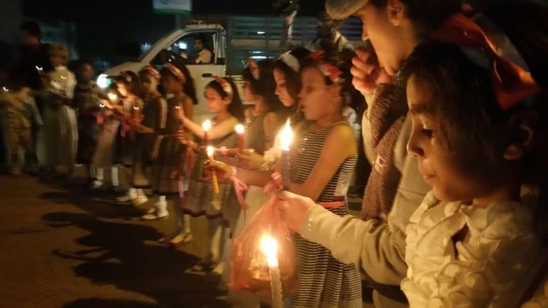 أطفال مأرب يشعلون الشموع تنديدا بجريمة الحوثي أطفال مأرب ينددون بالإرهاب الحوثي