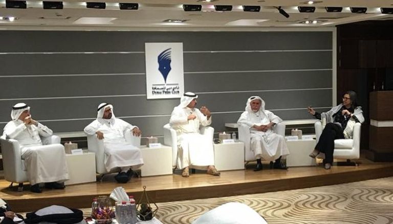 الدكتور علي راشد النعيمي في مجلس نادي دبي للصحافة الرمضاني
